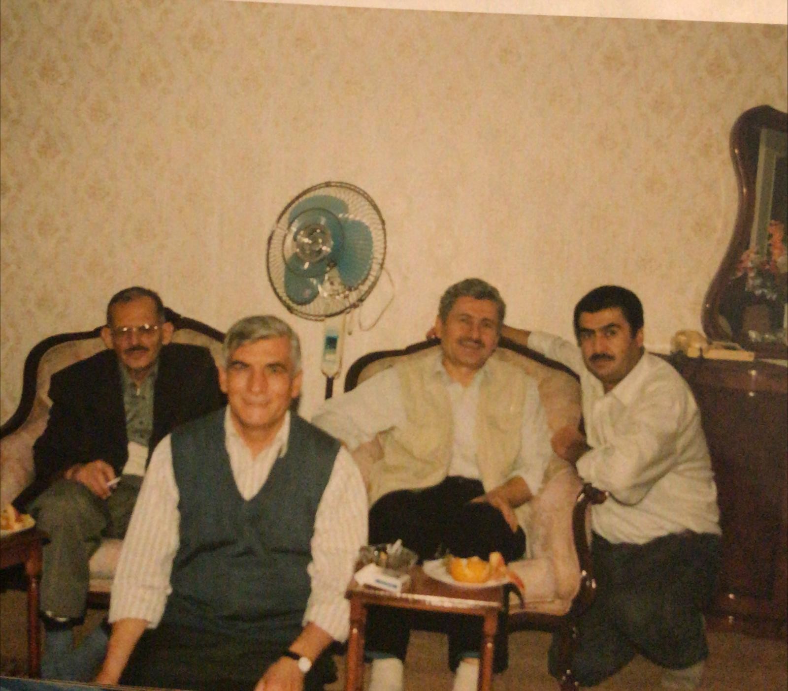 Mehmet Oruç dostlarıyla ev ortamında