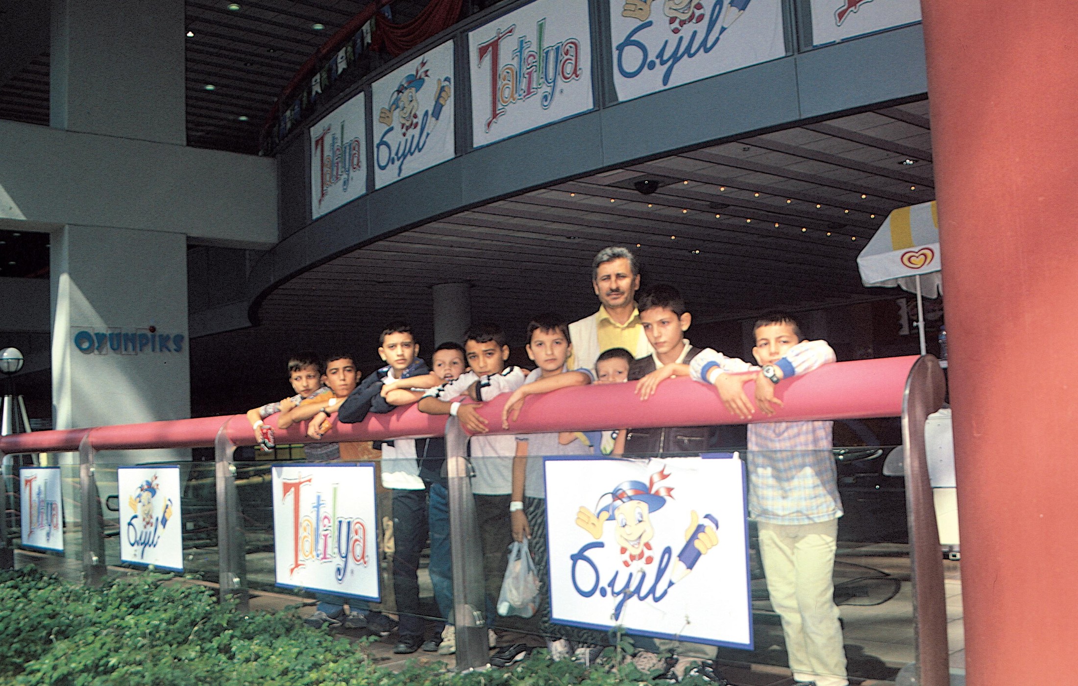 Mehmet Oruç bir grup gençle etkinlik alanında