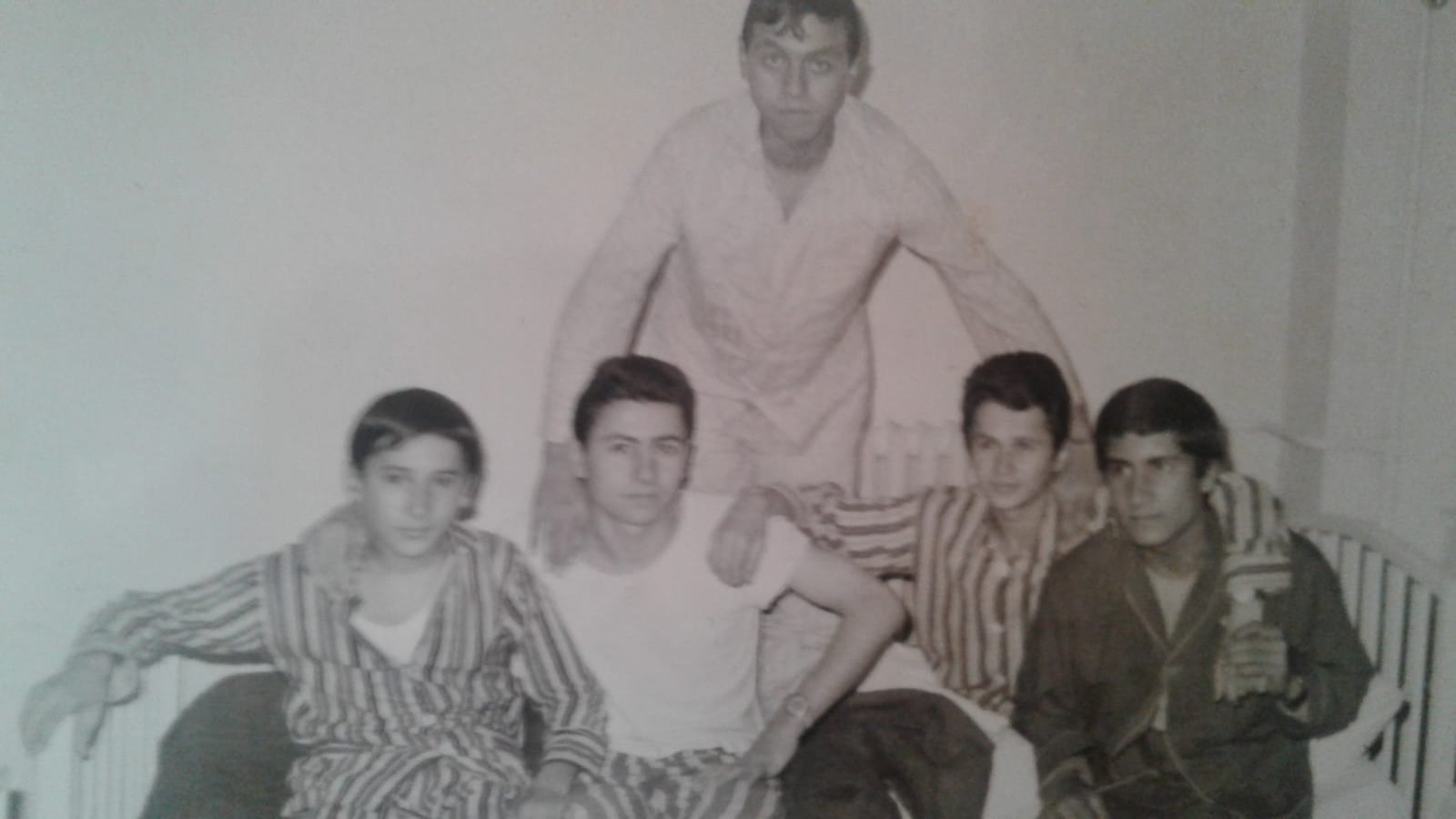 Genç Mehmet Oruç dört arkadaşıyla ev ortamında