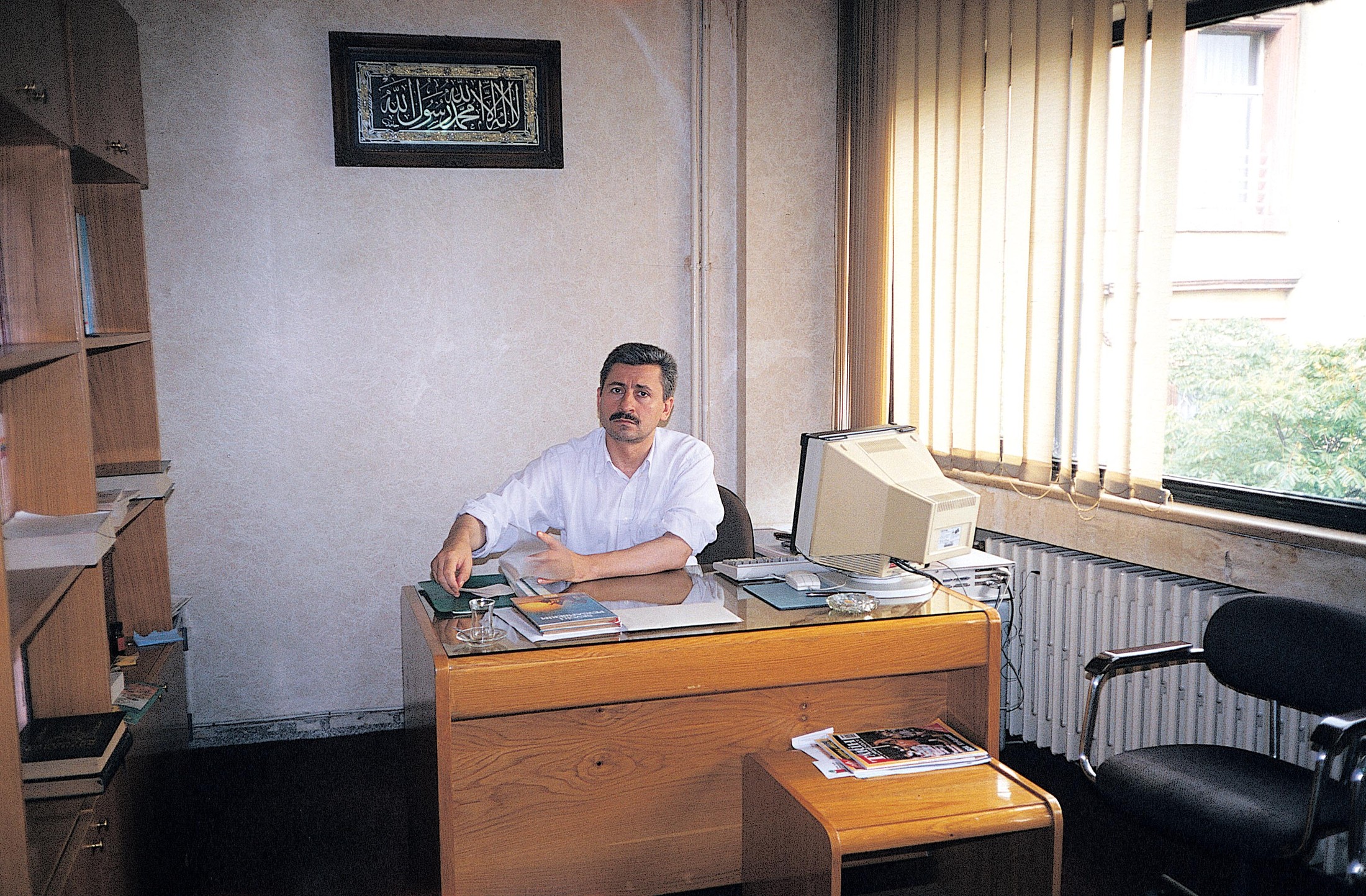 Mehmet Oruç çalışma odasındaki masasının arkasında