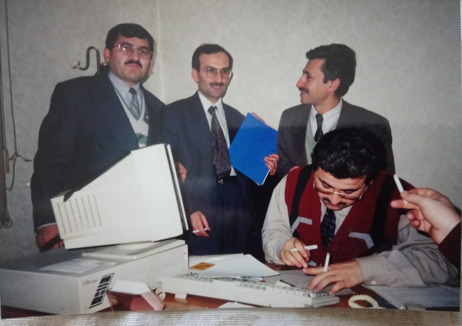 Mehmet Oruç çalışma arkadaşlarıyla ofiste