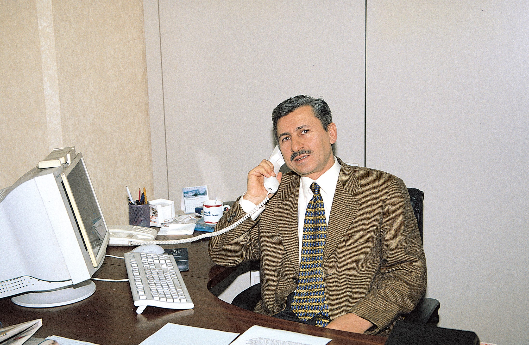 Mehmet Oruç ofisinde telefonla konuşurken