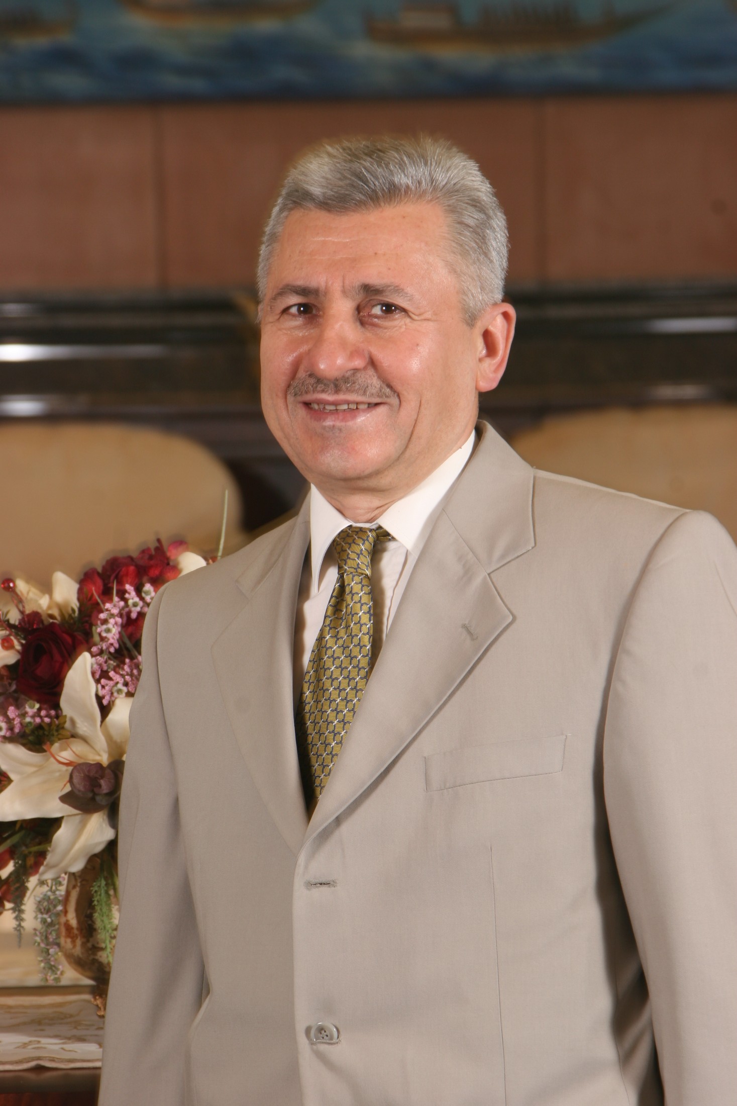 Mehmet Oruç’un açık renk takım elbiseli portresi