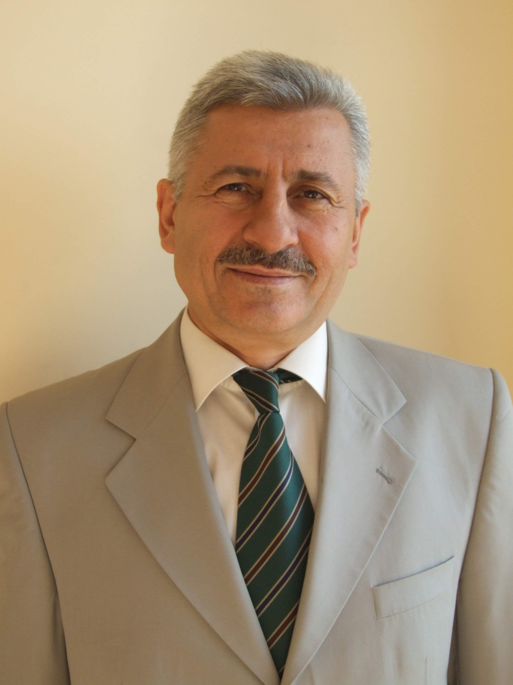 Mehmet Oruç’un açık renk takım elbiseli yakın portresi