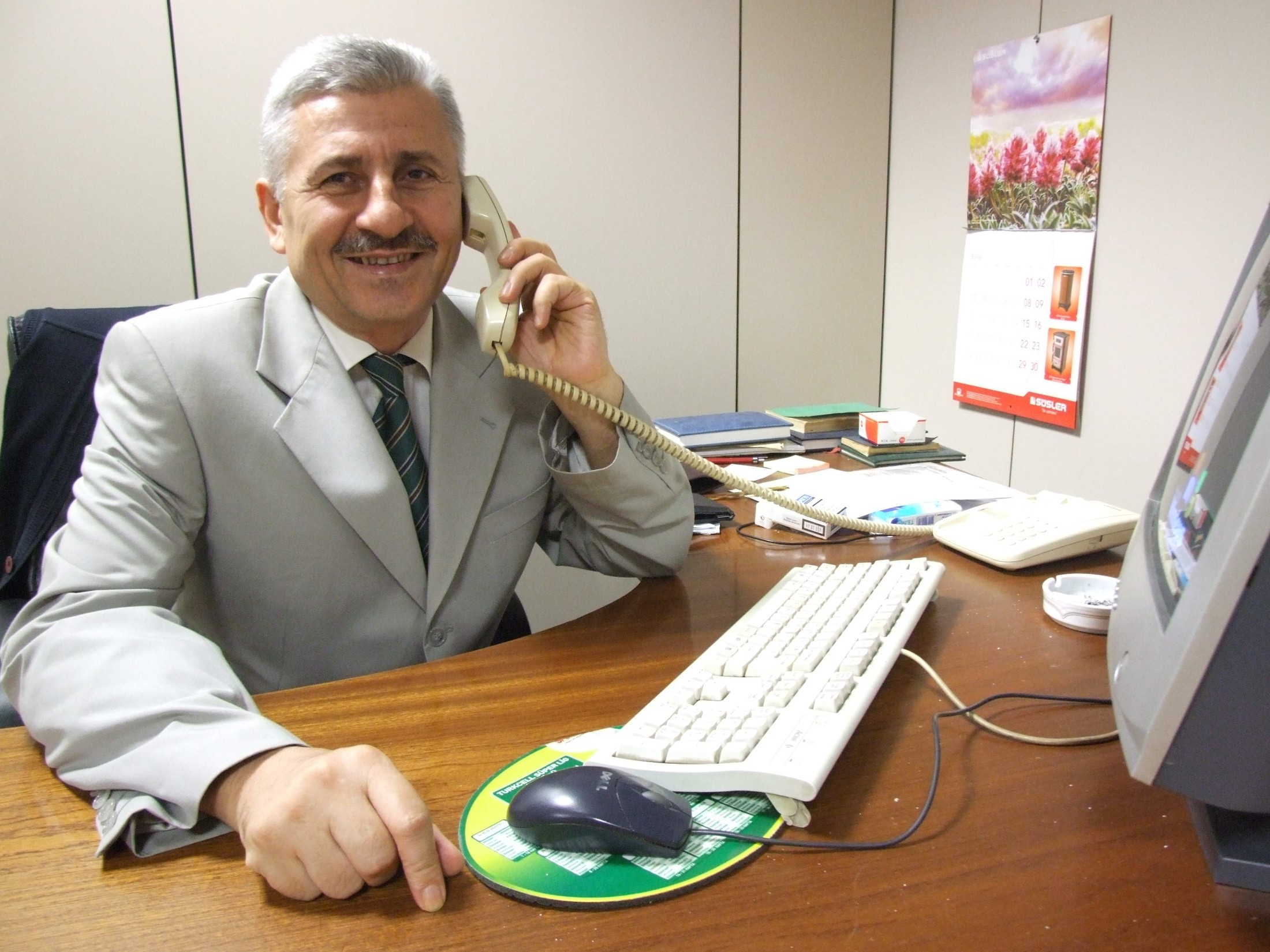 Mehmet Oruç çalışma masasında telefonla konuşurken